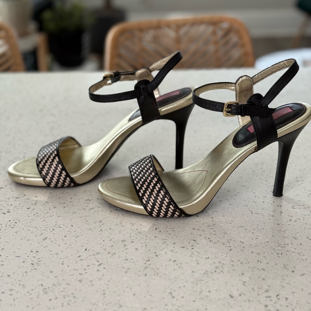 Isaac Mizrahi Black and Gold Heels with Sleek Design